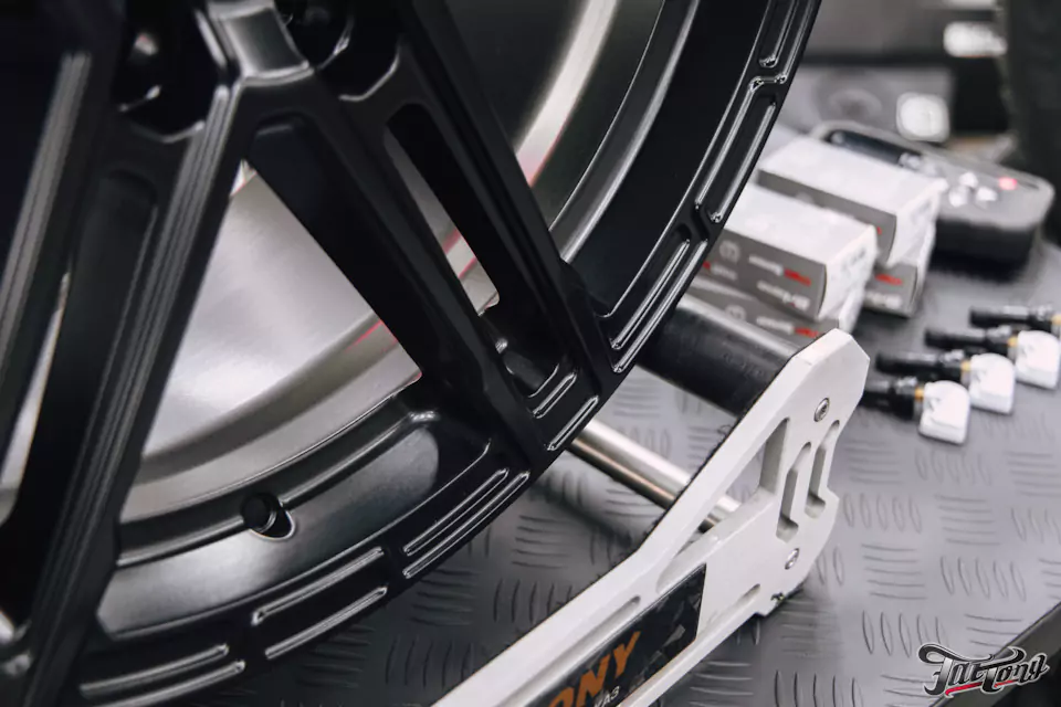 Фирменный шиномонтаж с адаптацией и балансировкой на стендах Hunter для RAM 1500: собираем новый комплект колес на зиму!